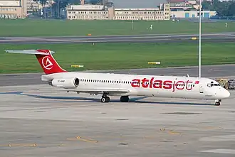TC-AKM, le MD-83 d'Atlasjet impliqué dans l'accident, ici à l'aéroport de Varsovie-Chopin en août 2007.