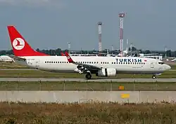 Un biréacteur sur une piste en livrée marquée « TURKISH ».