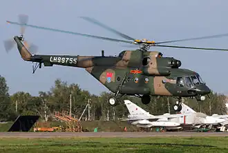 Un Mi-17 sur la base.