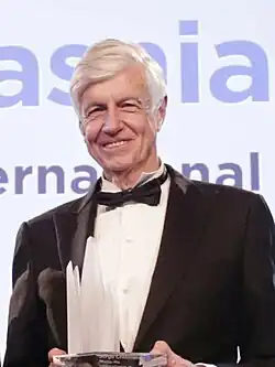 Description de l'image PLC Awards2016 Winner Entrepreneur of the Year Award (cropped).jpg.