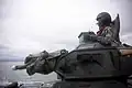 Un Marine sur la tourelle d'un AAV en 2019.