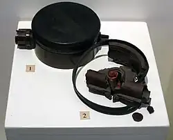 Deux mines PMN-1 : le premier exemplaire est complet, l’autre montre l’apparence d’une PMN-1 après qu’elle ait explosé