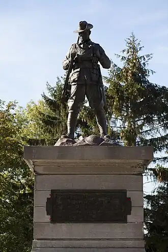 Nouveau monument, érigé en 1971, représentant un digger avec son chapeau caractéristique.