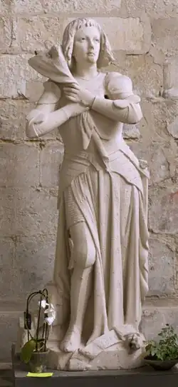 Statue de calcaire blanc représentant une jeune femme en armure tenant un étendard« Statue (grandeur nature) : la bienheureuse Jeanne d'Arc », sur Inventaire général du patrimoine culturel des Hauts-de-France, 2010..