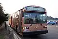 Un modèle fabriqué par Nova Bus remis à neuf et peint aux couleurs de l'Autorité portuaire du comté d'Allegheny&nbsp;(en).