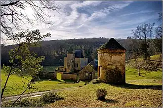 Le pigeonnier et le manoir du Cluzeau.