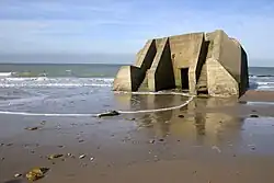 Les blockhaus dépassés par la mer à Wissant.