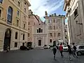 À gauche, façade du palais sur la Piazza San Macuto, partie du palais connue sous le nom de "Prison de l'Inquisition". Devant, l'église de San Macuto. À droite, le côté de l'église voisine de Sant'Ignazio.