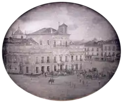 Photo montrant le Palais impérial de Rio de Janeiro avec des chariots et la garde d'honneur sur la place devant le palais.