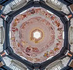 Dôme et fresques à l'intérieur de l'église.