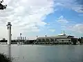 Le pavillon de la Navigation et la tour Schindler.