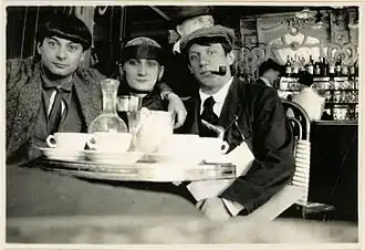 Pablo Picasso, Moïse Kisling et Pâquerette à La Rotonde (août 1916).