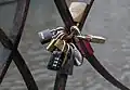 Cadenas le long d'un canal à Bruges (Belgique).