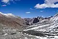 La route Nimmu–Padum–Darcha en construction à la passe de Shingo La (5&nbsp;054&nbsp;m). Elle relie l'État de Ladakh, à la vallée de l'Indus, à l'État de Himachal Pradesh en Inde. Octobre 2022.