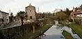 Vue sur une rivière et une église.