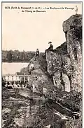 L'étang de Beauvais et les rochers qui le dominent au début du XXe&nbsp;sièclee (carte postale).