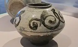 Jarre peinte, buncheong de Kyeryong, v. 1500. H. 18 cm. Engobe blanc et décor de feuillages en brun de fer sous glaçure British Museum