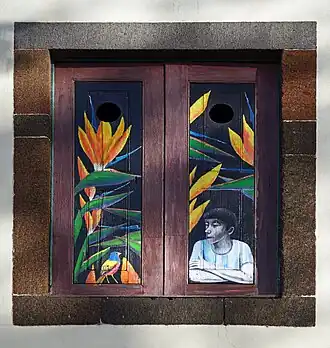 Fenêtre peinte, montrant un garçon et un oiseau, ainsi qu'un strelitzia. Janvier 2017.