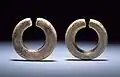 Paire de boucles d'oreille en verre