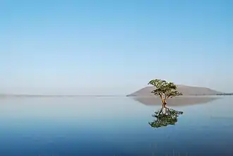 Lac de Pakhal, une retenue d'eau artificielle qui aurait été bâtie au XIIIe siècle.