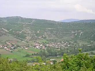 Pakochevo et son environnement de collines.