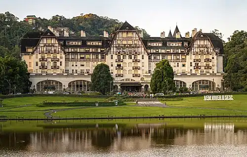 Palácio Quitandinha&nbsp;(pt) à Petrópolis.