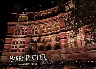 Entrée du Palace Theatre de Londres lors d'une représentation de Harry Potter et l'Enfant maudit en 2017.
