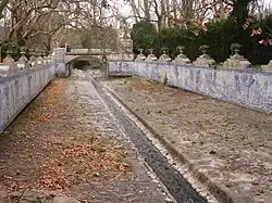 Les murs du canal.