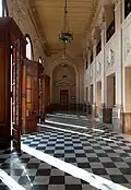 Le hall public réservé à la clientèle des Postes.