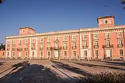 photo : façade d'un palais de brique rouge comportant trois niveaux et 14 fenêtres par étage.