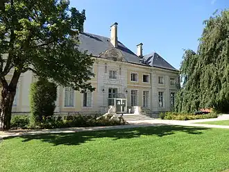 Entrée de la bibliothèque, côté jardin Jean-Pierre-Camus (palais épiscopal).