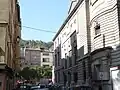 Vue axiale de la rue Louis-Carrand. Le Palais Bondy à droite. Au fond, l'intersection des rues François-Vernay et Lainerie.