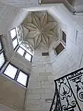 L'escalier d'honneur, inachevé, rappelle que le chantier n'est pas terminé en 1451 lors de l'arrestation de Jacques Cœur.