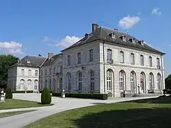 Bâtiment en bossage vu de biais avec deux ailes en retour