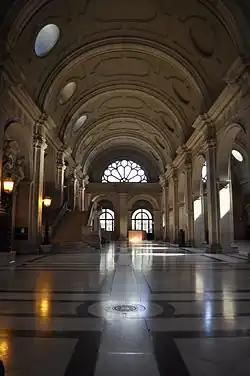 La salle des pas perdus, au-dessus de la salle des gens d'arme (photo prise en 2014).