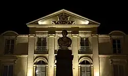 Buste de Poitevin devant le Palais de Justice.