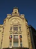 Haut de la façade principale sur la place Antonin-Jutard