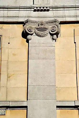 Pilastre de l'aile latérale gauche.