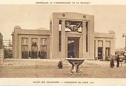 vue d'un bâtiment aux lignes sobres évoquant le style brutaliste