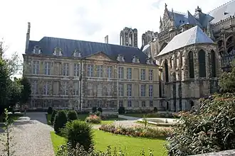 Arrière du Palais du Tau avec le jardin Henri-Deneux.