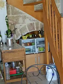 Porte à moitié enfouie donnant sur le rez-de-chaussée actuel.