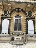 L'une des stèles érigées sur la façade du palais.
