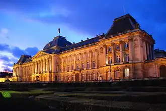 Vue sur le palais de nuit.