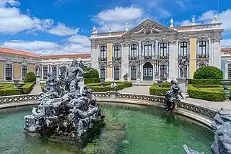 Fontaine avec des tritons et des dauphins.