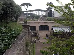 Maison de Livie vue depuis l'ouest. L'accès visible correspond à l'entrée secondaire E2.