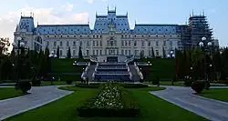 Vue à l'arrière du palais.