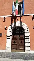 Portail rustique du palais.