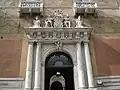 Détails du portail et des décorations de la façade.