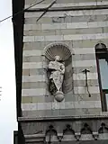 Une des statues de marbre au deuxième étage