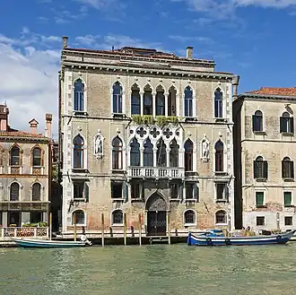 Le palais Loredan dell'Ambasciatore.  Les fenêtres rectangulaires de la mezzanine montrent qu'il s'agit en fait d'un bâtiment de la fin du XVe&nbsp;siècle, qui a conservé un style gothique jusqu'à la Renaissance.